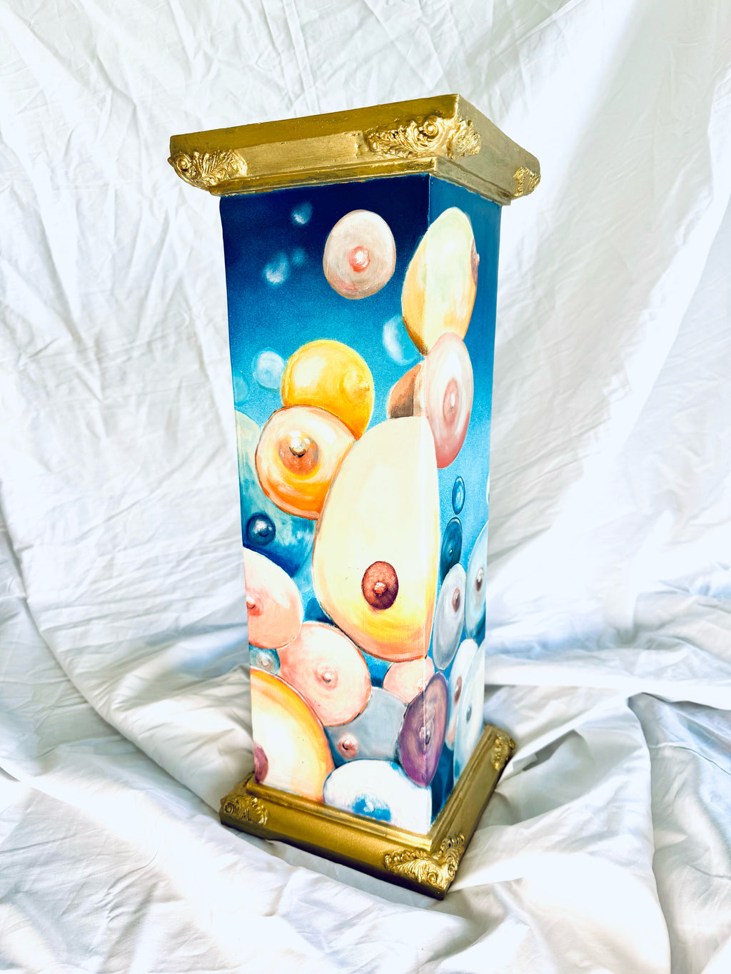 BOOBSTRUCK — Vue face, colonne peinte 4 faces, dorure baroque — Mr Klink, 2026