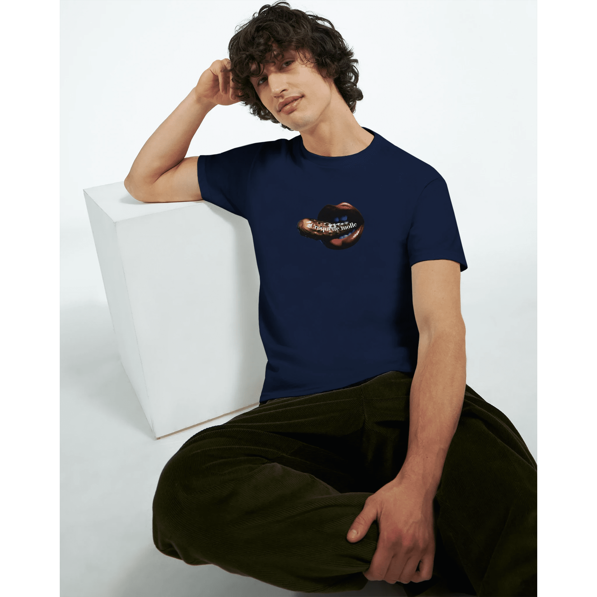 Tu n'es qu'une croquette molle T-Shirt – Bold Pin - Up Design with Pickle - Mr Klink - Tu n'es qu'une croquette molle T-Shirt – Bold Pin - Up Design with Pickle
